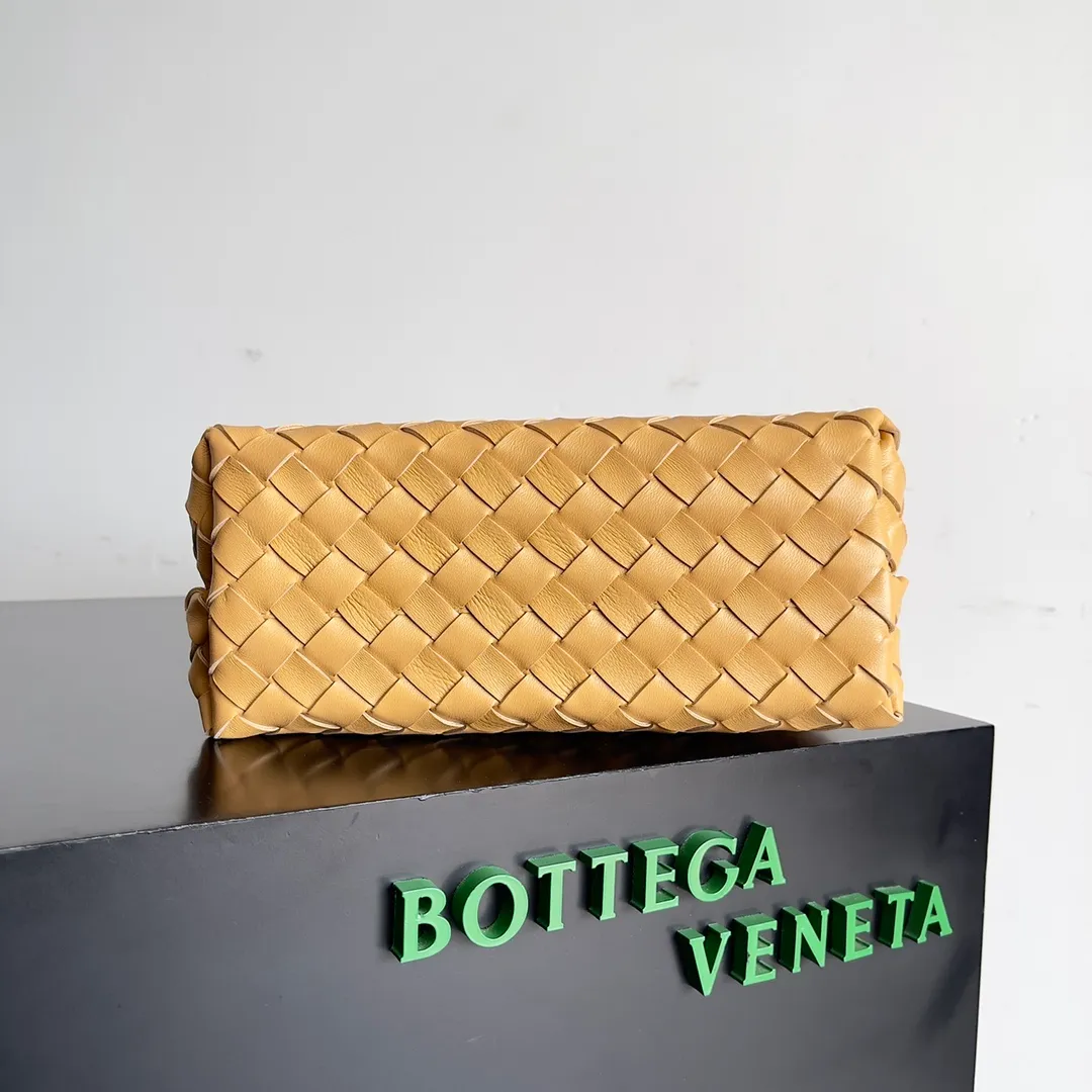 The 2023 new Andiamo batch of 1860 BV has been shipped‼ ️Really popular🔥The new Andiamo woven handbag launched by Bottega Veneta this season is really popular all over the world! ! Celebrities at home and abroad have worn it, and Oscar-winning actress Michelle Yeoh has taken it out on the street. Song Jia, Trai Yara, Yu Feihong, Sanji Ayaka, Rosie Hunting-Whiteley, Yoshioka Riho, etc. have all picked up this bag. It is classic and versatile, showing off its temperament, and the bag capacity is also large, which is very convenient for daily commuting! ! A variety of carrying methods, the shoulder straps can be adjusted by yourself, the original lambskin feels soft and delicate, and the neutral style is made to break gender boundaries and bring a more practical and longer-lasting use experience. Andiamo, which has both elegant and casual styles, perfectly interprets the true appearance of "fashionable old money style". Style number: 743568 Size: 25*22*10.5cm